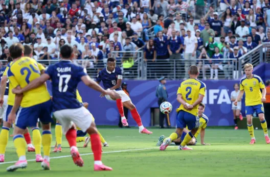 法国3-0瑞典：姆巴佩9场淘汰赛9球超越大罗，前场四人组轰10球
