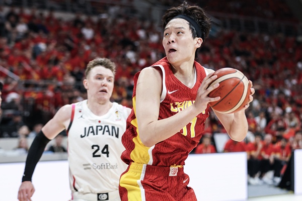 杨瀚森持续缺阵夏联 解说曝国家队经济舱奔波加剧湿疹与疲劳