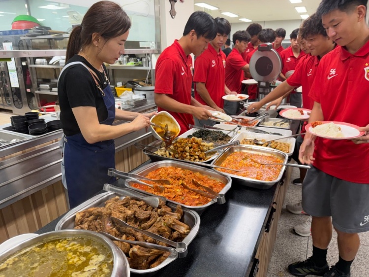 上海海港富盛经开队今日启程奔赴韩国昌原开启为期一周的拉练 上海海港富盛经开队今日启程奔赴韩国昌原开启为期一周的拉练
