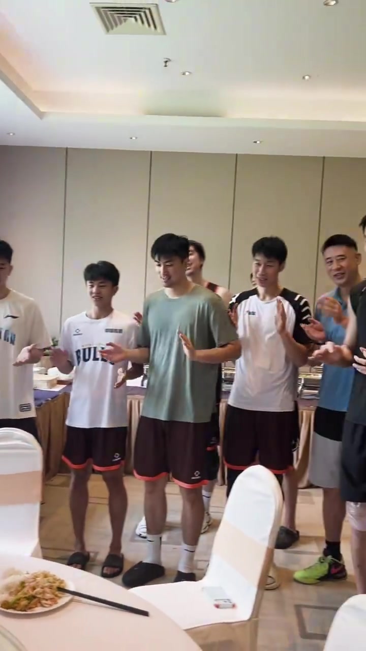 再次祝解指导生日快乐 🎂 球员这次好乖 一起庆祝都不敢乱来