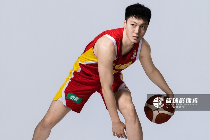媒体人谈胡明轩当旗手：这是团部对中国男篮的激励和信任
